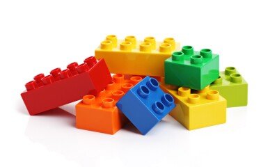 Welche Produkte vertreibt LEGO® neben den Bausteinen?