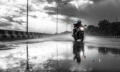 Motorradfahren bei Regen: Tipps und Ausrüstung für mehr Sicherheit