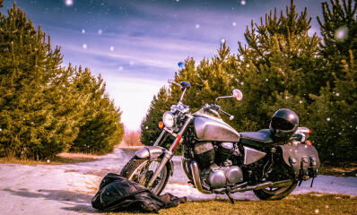 Die besten Motorradzubehörteile für den Winter: Schütze dich und dein Bike